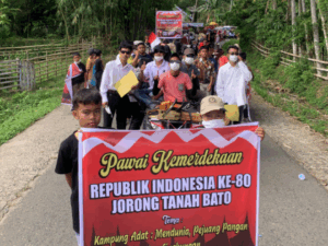 Masyarakat Kampung Adat Sijunjung mengusung tema pejuang pangan dan lingkungan dalam pawai kemerdekaan dalam memeriahkan HUT RI ke 80 tahun