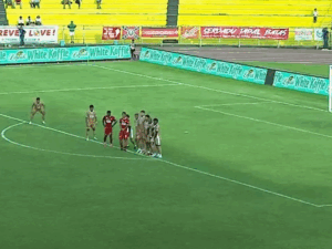 Gol tendangan bebas, Gelandang Semen Padang FC, Felipe Chaby saat membobol gawang Dewa United terpilih sebagai Goal