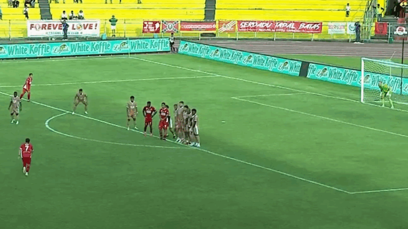 Gol tendangan bebas, Gelandang Semen Padang FC, Felipe Chaby saat membobol gawang Dewa United terpilih sebagai Goal