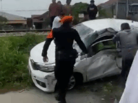 Kecelakaan lalulitas perlintasan kereta api Jalan Jati Parak Salai, Kota Padang, Kamis siang (21/8/2025) antara kereta bandara dan mobil