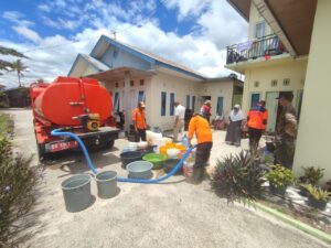 Ratusan KK Terdampak Kekeringan, BPBD Agam Bagikan Air Bersih