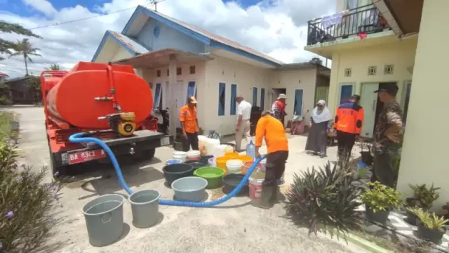 BPBD Kabupaten Agam membagikan air bersih untuk 200 kk yang terdampak kekeringan di Nagari Biaro Gadang, Kecamatan Ampek Angkek.