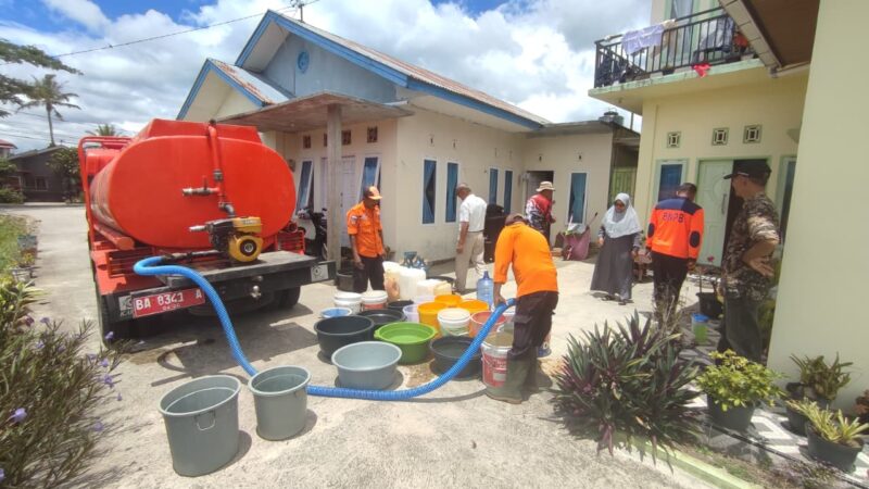 Ratusan KK Terdampak Kekeringan, BPBD Agam Bagikan Air Bersih