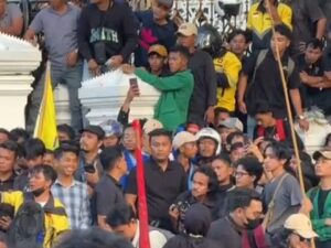 Wagub Vasko Berbaur dengan Mahasiswa dan Masyarakat Aksi Damai di DPRD Sumbar