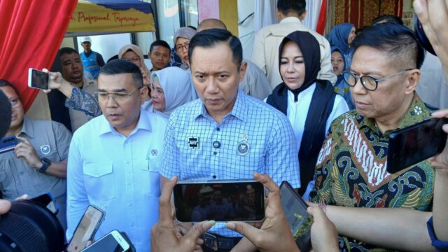 Menko AHY Serahkan 129 Sertifikat Tanah di Padang: Negara Hadir untuk Kepastian Hukum