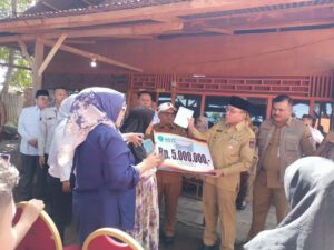 Ringankan Beban Warga, Wawako Padang Serahkan Bantuan untuk Korban Kebakaran di Nanggalo