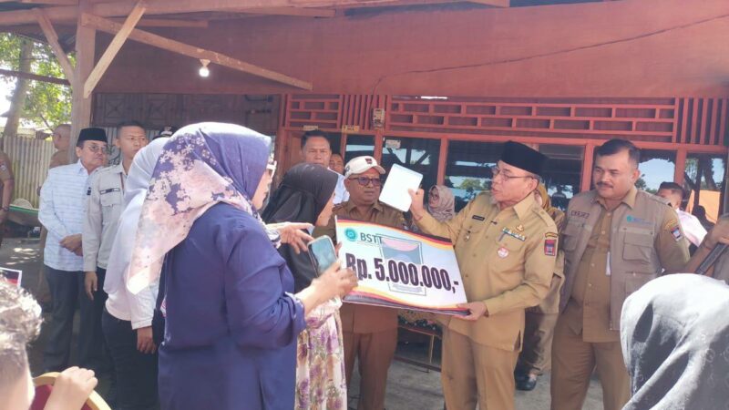 Ringankan Beban Warga, Wawako Padang Serahkan Bantuan untuk Korban Kebakaran di Nanggalo