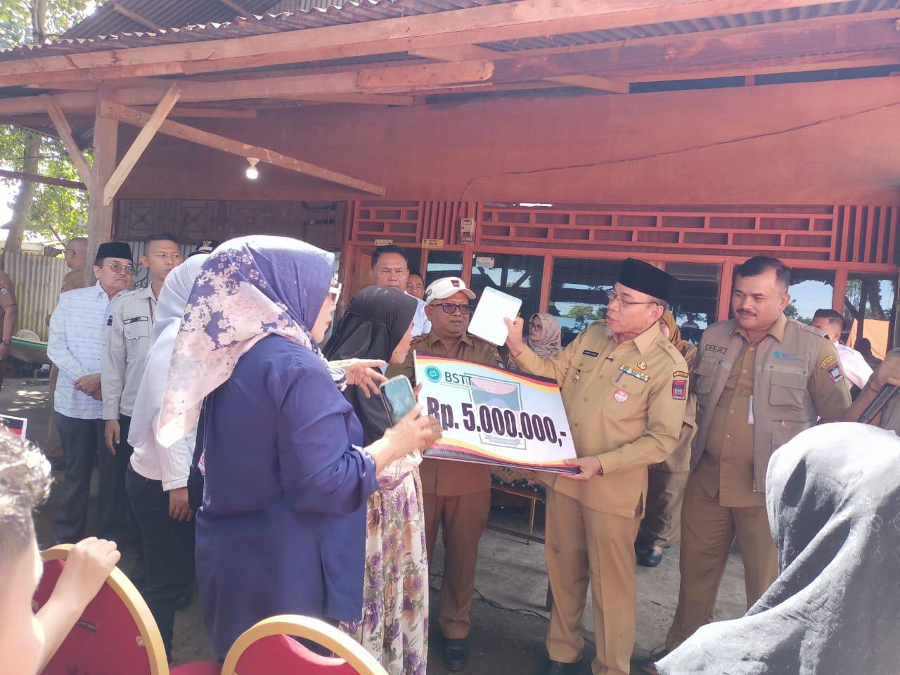 Ringan Beban Warga, Wawako Padang Serahkan Bantuan untuk Korban Kebakaran di Nanggalo