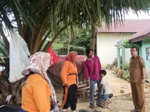 DLH Dharmasraya melakukan uji coba (kajiterap) pembuatan biochar dari sampah organik di Tempat Pembuangan Akhir (TPA) Sitiung V Rabusa.