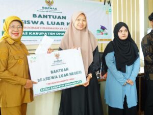 Pemkab Dharmasraya melalui Baznas menyalurkan bantuan biaya pendidikan kepada tujuh putra-putri daerah yang melanjutkan kuliah ke luar negeri,
