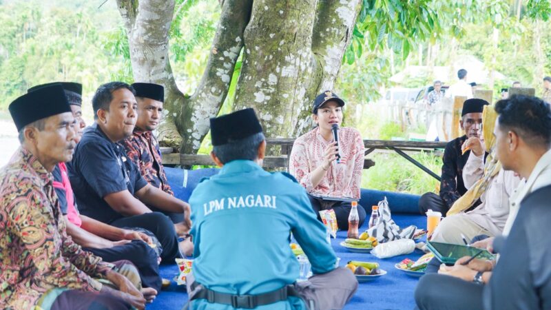 Bupati Dharmasraya, Annisa Suci Ramadhani mengunjungi Kecamatan Sembilan Koto pada Jumat (12/9/2025). Kedatangan Annisa ini disambut puluhan