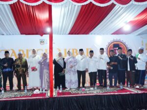 Peringatan Maulid Nabi Muhammad SAW tingkat Kabupaten Dharmasraya berlangsung khidmat di Pulau Punjung. Ribuan jamaah hadir mendengarkan