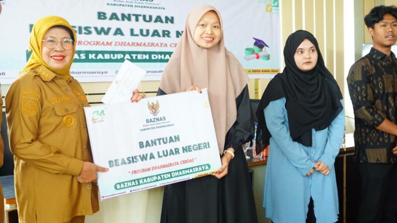 Pemkab Dharmasraya melalui Baznas menyalurkan bantuan biaya pendidikan kepada tujuh putra-putri daerah yang melanjutkan kuliah ke luar negeri,