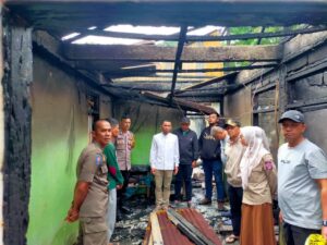 Wawako Padang Panjang Serahkan Bantuan untuk Korban Kebakaran di Kampung Manggis