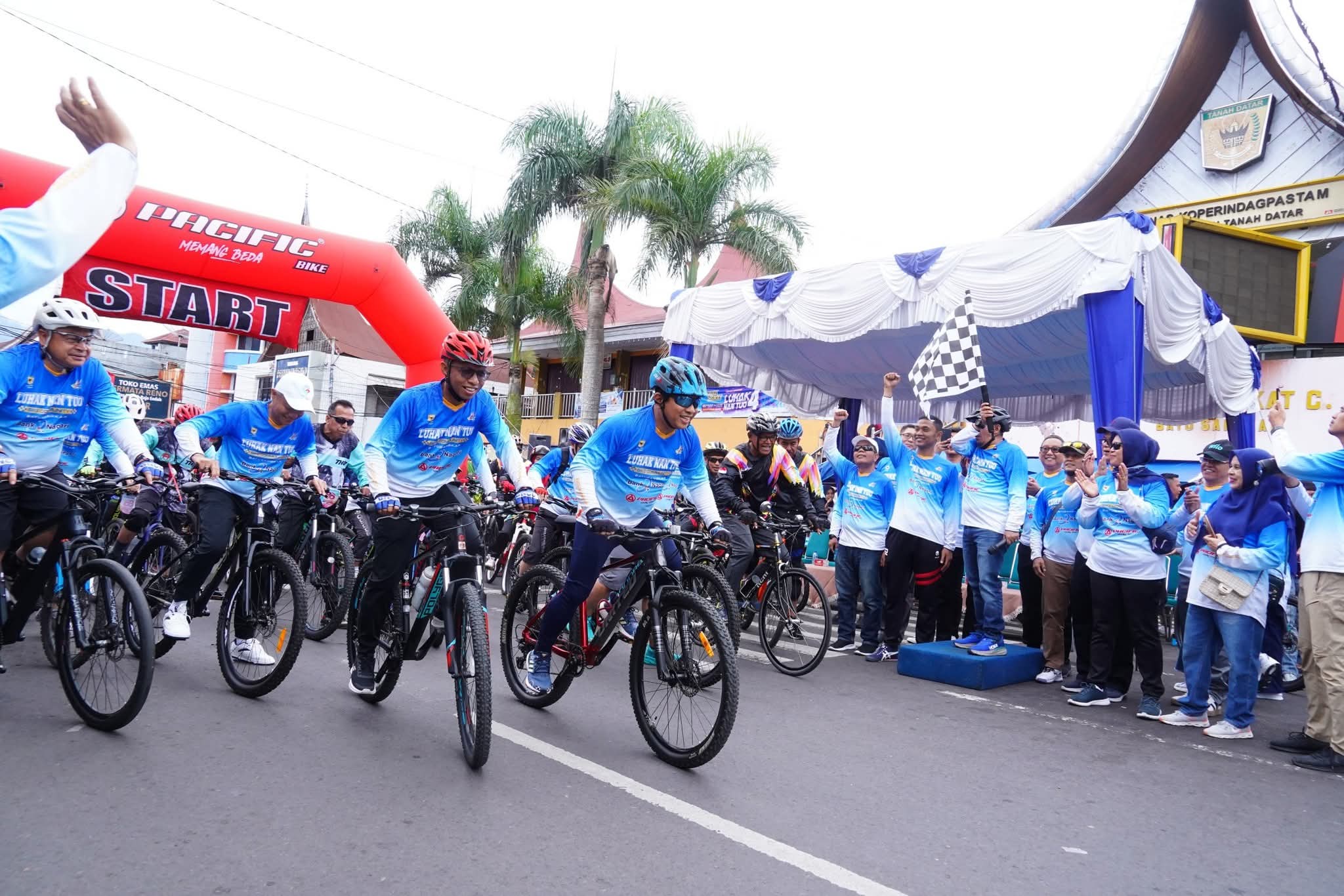Diikuti Peserta dari 3 Provinsi, Bupati Tanah Datar Lepas Gowes Luhak Nan Tuo IV