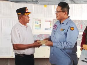 Pemkab Tanah Datar Serahkan Bantuan untuk Korban Kebakaran Pasar Payakumbuh