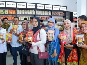 Outlet Uni Lina Pasarkan Produk UMKM Salingka Danau Maninjau
