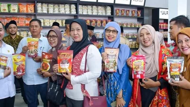 Outlet Uni Lina Pasarkan Produk UMKM Salingka Danau Maninjau
