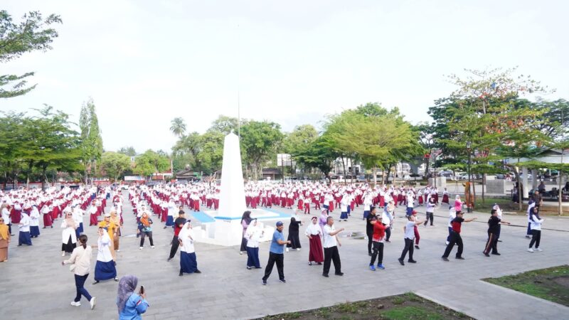Wamendikdasmen Senam Pagi Bersama Siswa di Lapangan Cindua Mato Batusangkar