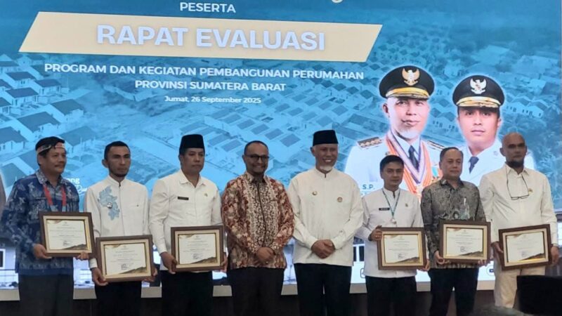 Padang Terima Penghargaan Pembebasan Retribusi PBG Terbanyak se-Sumbar