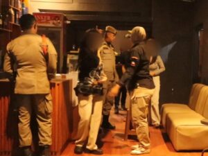 Langgar Jam Operasional, Satpol PP Padang Kembali Bubarkan Tempat Hiburan Malam