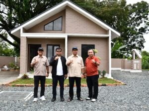 Lihat Rumah Contoh SEPABLOCK, Rektor UNP Siap Berkolaborasi dengan PT Semen Padang