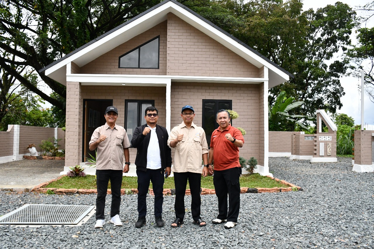Lihat Rumah Contoh SEPABLOCK, Rektor UNP Siap Berkolaborasi dengan PT Semen Padang