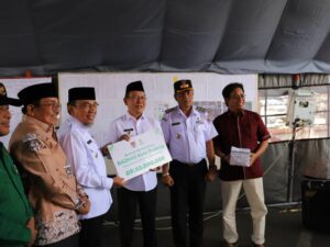 Pemko Padang Serahkan Bantuan Pemulihan Pasar Payakumbuh