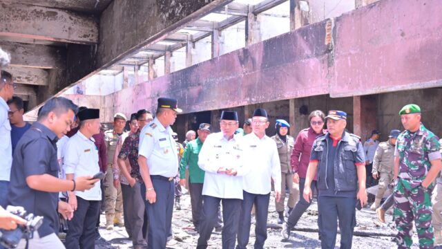 Terima Bantuan Pemko Padang, Wako Zulmaeta: Bentuk Solidaritas Bangkitkan Kembali Pasar Payakumbuh