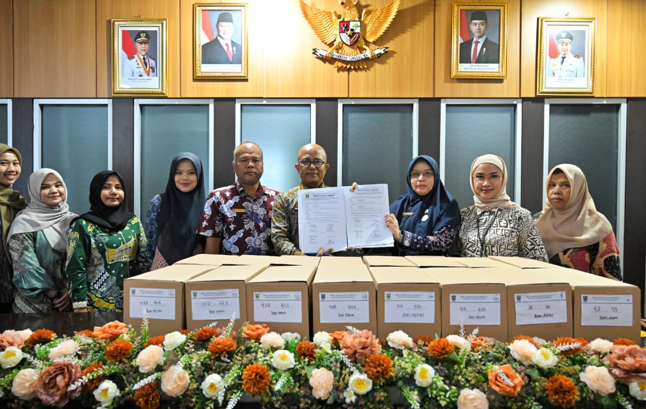 Perkuat Tata Kelola Kearsipan, Biro Adpim Pemprov Sumbar Serahkan 55 Box Arsip Inaktif ke Biro Umum