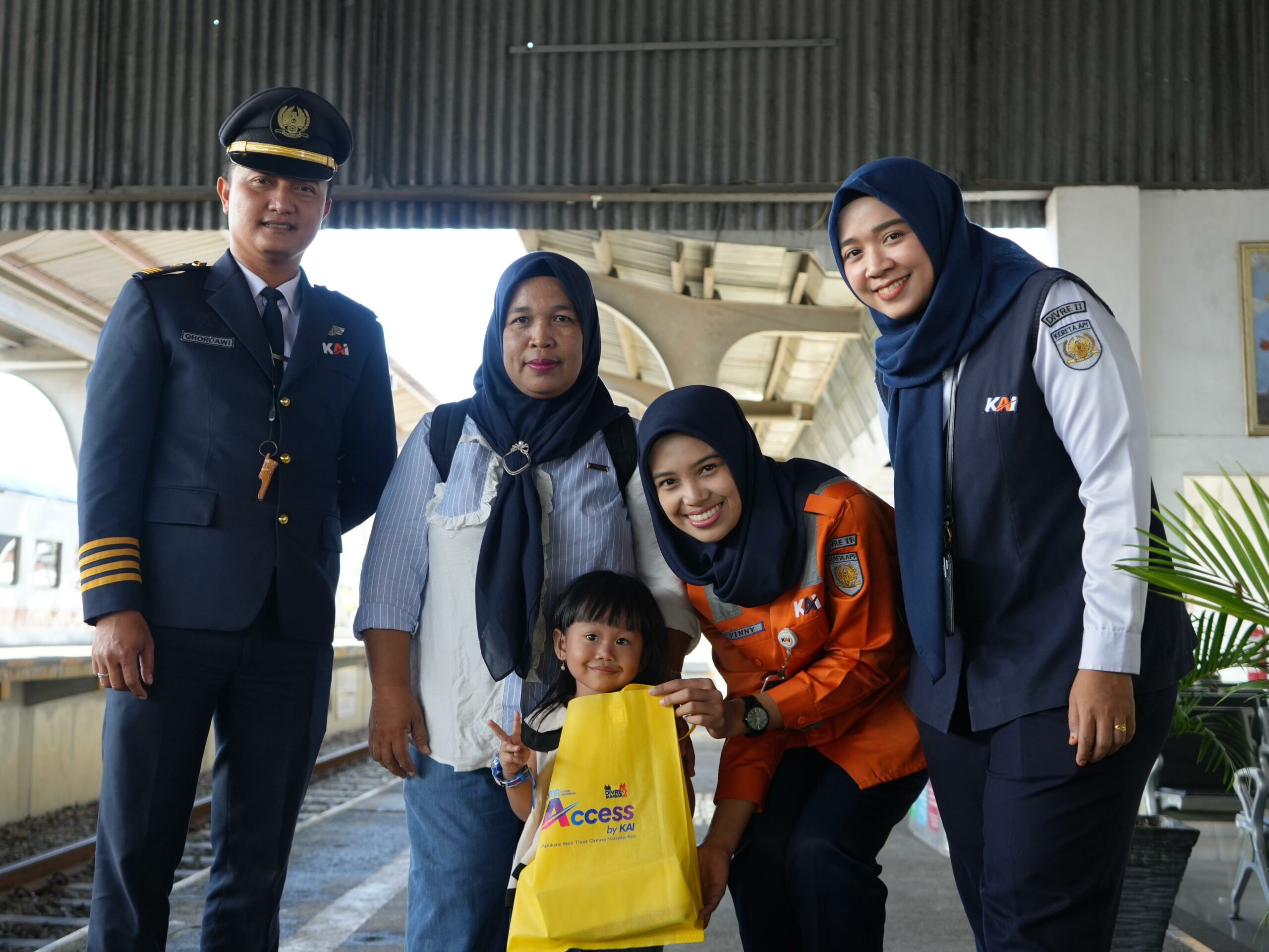 Hari Pelanggan Nasional, KAI Sumbar Bagikan Souvenir ke Penumpang Setia