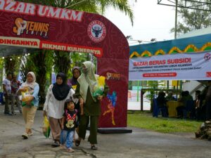 Dukung Program SPHP, Semen Padang dan Polda Sumbar Salurkan 2,5 Ton Beras Subsidi untuk Warga Lubuk Kilangan
