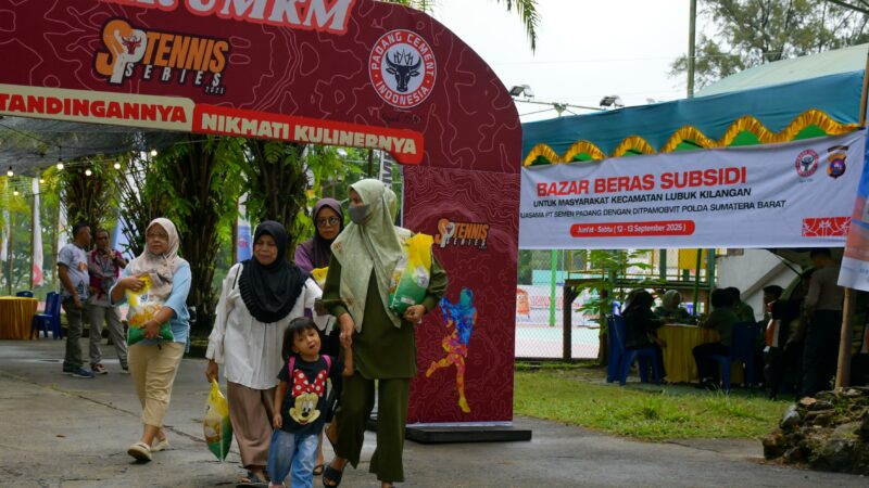 Dukung Program SPHP, Semen Padang dan Polda Sumbar Salurkan 2,5 Ton Beras Subsidi untuk Warga Lubuk Kilangan