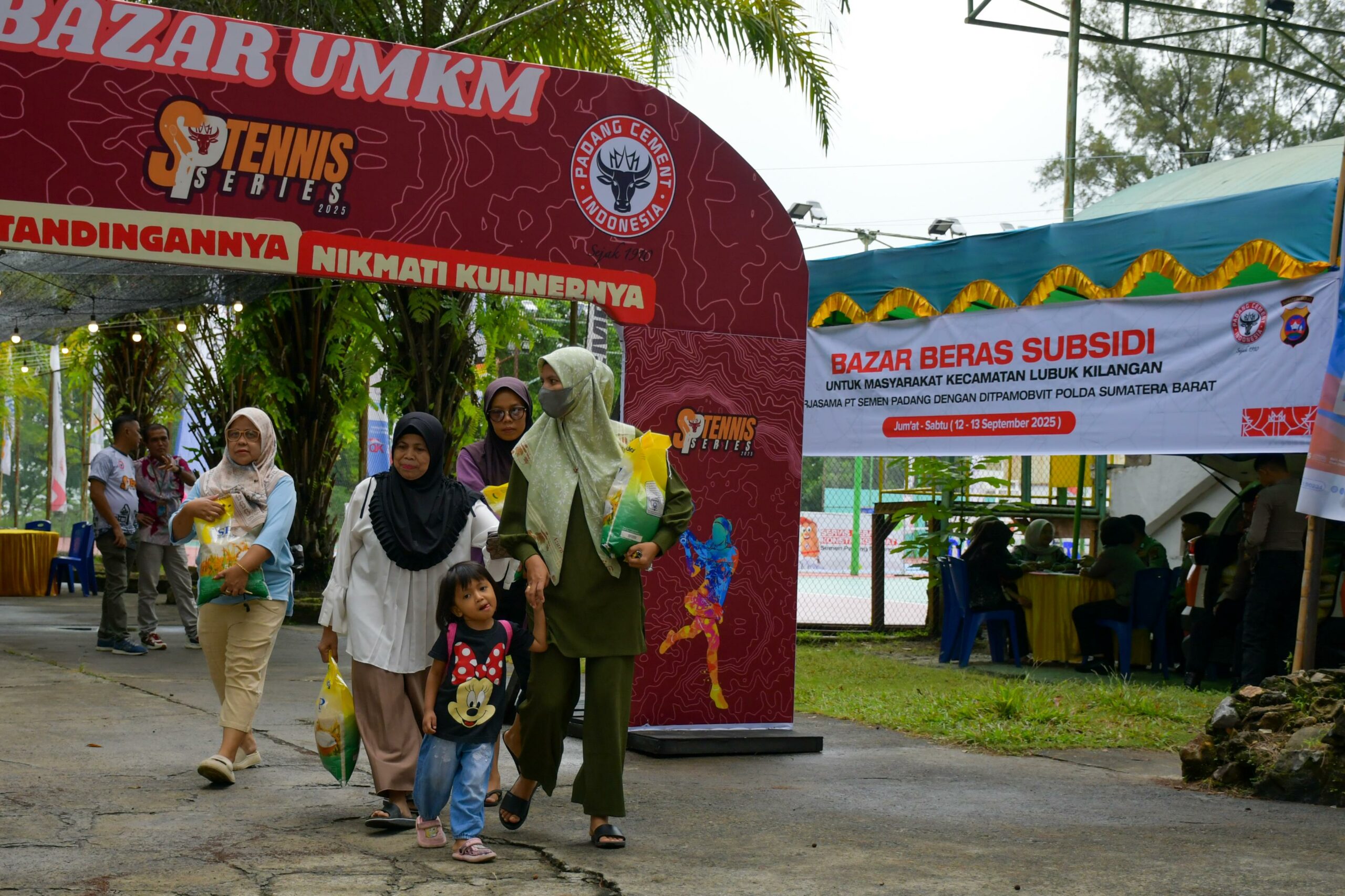 Dukung Program SPHP, Semen Padang dan Polda Sumbar Salurkan 2,5 Ton Beras Subsidi untuk Warga Lubuk Kilangan