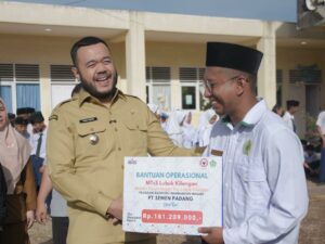 Wako Fadly Amran Serahkan Bantuan PT Semen Padang untuk MTs Luki