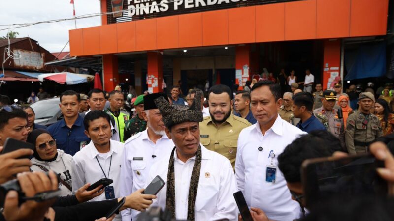 Wako Padang Dampingi Menteri Pertanian Cek Harga Pangan di Pasar Lubuk Buaya