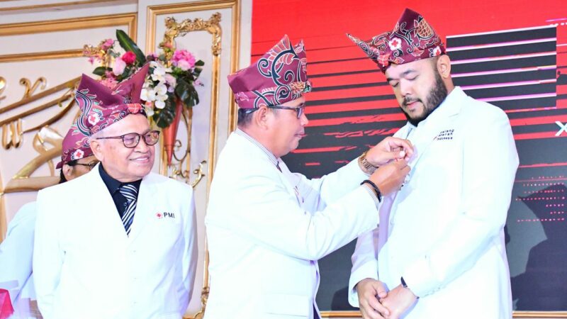 Wako Padang Terima Penghargaan Lencana Jasa Pratama dari PMI