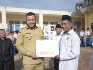 Pastikan Anak Kurang Mampu Tetap Sekolah, PT Semen Padang Salurkan Rp641 Juta untuk 3 Madrasah