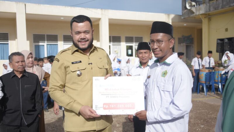 Pastikan Anak Kurang Mampu Tetap Sekolah, PT Semen Padang Salurkan Rp641 Juta untuk 3 Madrasah
