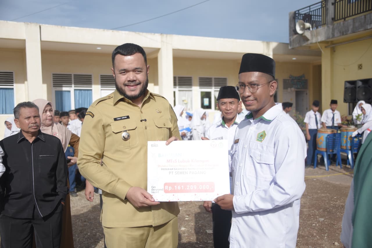 Pastikan Anak Kurang Mampu Tetap Sekolah, PT Semen Padang Salurkan Rp641 Juta untuk 3 Madrasah