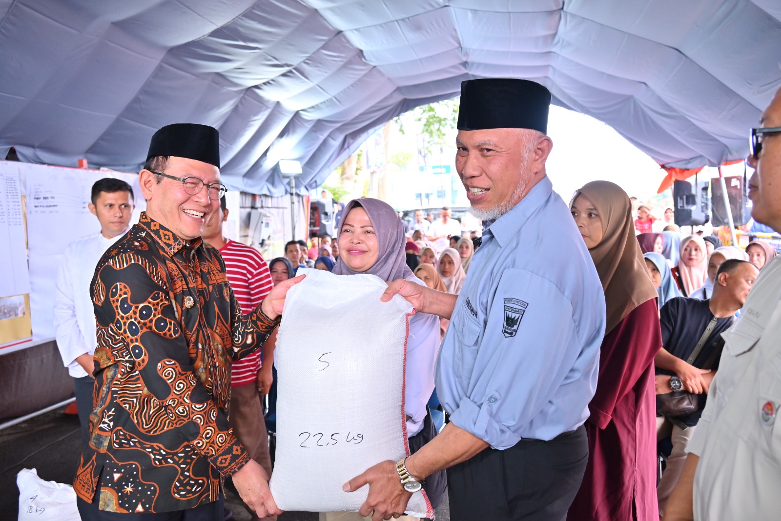 Pemprov Sumbar Salurkan Cadangan Beras Pemerintah untuk Korban Kebakaran Pasar Payakumbuh