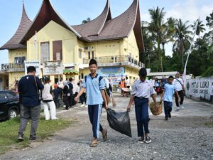 Dukung World Cleanup Day 2025, PT Semen Padang Goro di MTs Lubuk Kilangan