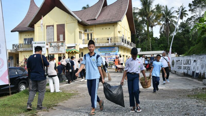 Dukung World Cleanup Day 2025, PT Semen Padang Goro di MTs Lubuk Kilangan