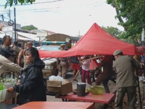 Satpol PP Padang menertibkan PKL yang berjualan di atas fasum, yaitu trotoar dan badan jalan, di sepanjang Jalan Jhoni Anwar,