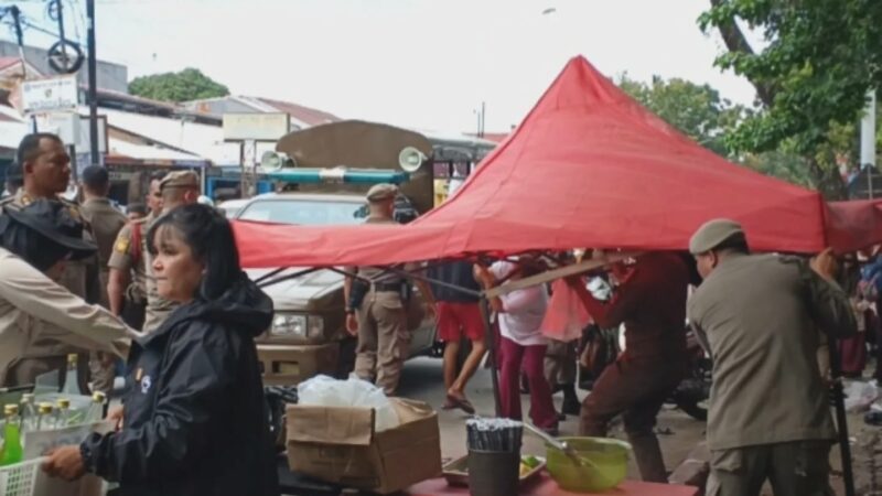 Satpol PP Padang menertibkan PKL yang berjualan di atas fasum, yaitu trotoar dan badan jalan, di sepanjang Jalan Jhoni Anwar,
