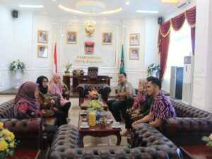 Wakil Bupati Dharmasraya, Leli Arni bersilaturahmi dan konsultasi dengan Wakil Wali Kota Padang untuk memperkuat peran majelis taklim