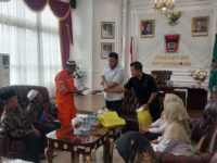 Wali Kota Padang, Fadly Amran melepas tiga petugas kebersihan yang menerima hadiah paket umrah gratis Pemko Padang. Ketiganya dilepas