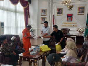 Wali Kota Padang, Fadly Amran melepas tiga petugas kebersihan yang menerima hadiah paket umrah gratis Pemko Padang. Ketiganya dilepas