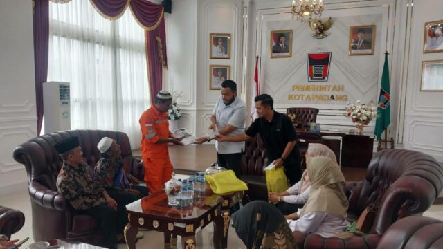 Wali Kota Padang, Fadly Amran melepas tiga petugas kebersihan yang menerima hadiah paket umrah gratis Pemko Padang. Ketiganya dilepas