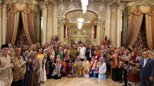 Wali Kota Padang, Fadly Amran menyampaikan salah satu program unggulan yang ia cita-cita yaitu memberikan beasiswa S1 ke luar negeri bagi